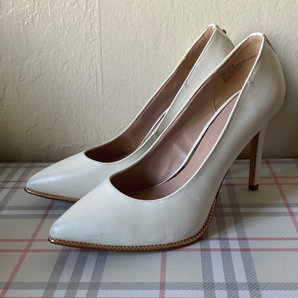 BCBG WHITE CHIC HEELS (7)